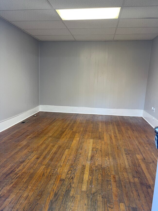 Foto del edificio - 736 W Charles St