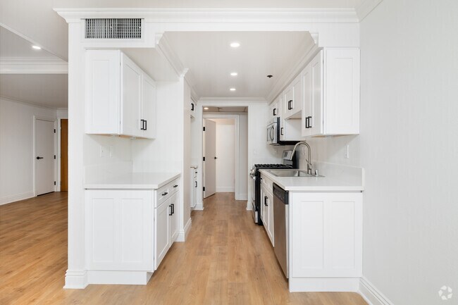 Kitchen - 10636 Wilshire - Luxury Doorman Building
