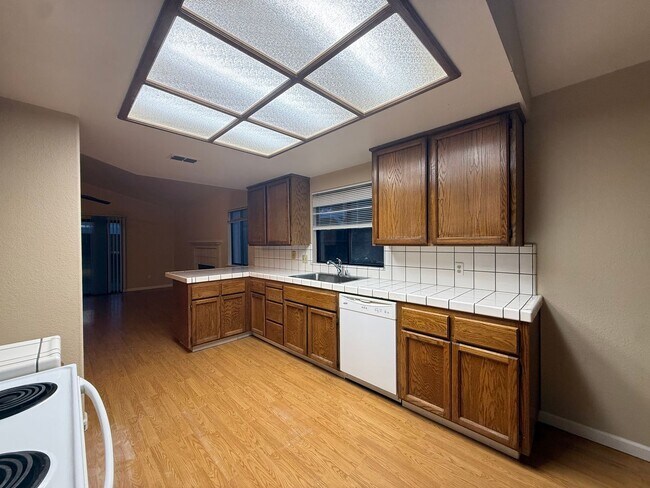 Foto del edificio - 3 Bed| 2 Bath | 1407SF | 2 Car Garage | Single Story | Tenant pays $175 monthly for WS&G