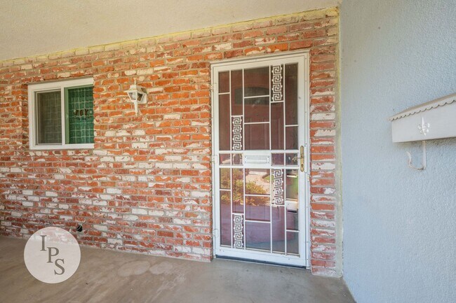 Building Photo - N.E. Fresno Home, 3BR/2BA, Updated Kitchen...