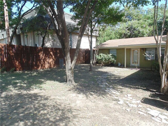 Foto del edificio - 1901 Fairlawn Ln