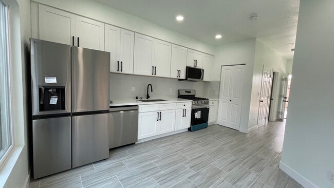 Building Photo - 2579 Fairmount Ave
