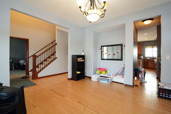 Foto del edificio - Spacious 5-Bed 4-Bath Home Available in Chaska - Great Location!