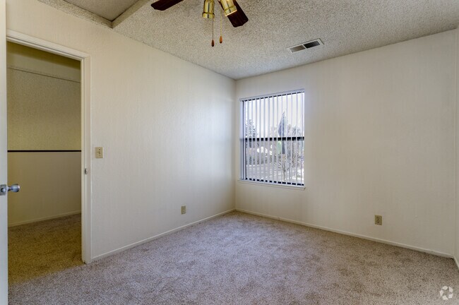 2HAB, 2BA - 1.049SF - Eastlake Apartments