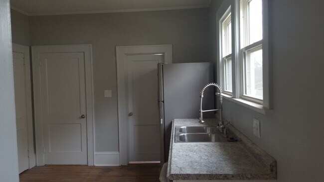 Building Photo - 4 Bedroom in Wesley Heights
