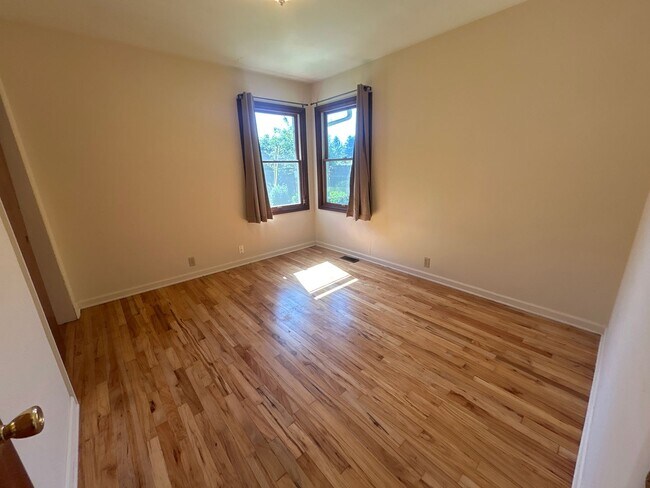 Foto del edificio - Spacious 2 Bedroom 1 Bath Duplex in Park-Like Setting - Pets Welcome