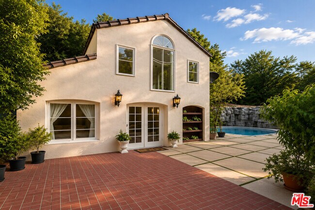 Foto del edificio - 1174 Coldwater Canyon Dr