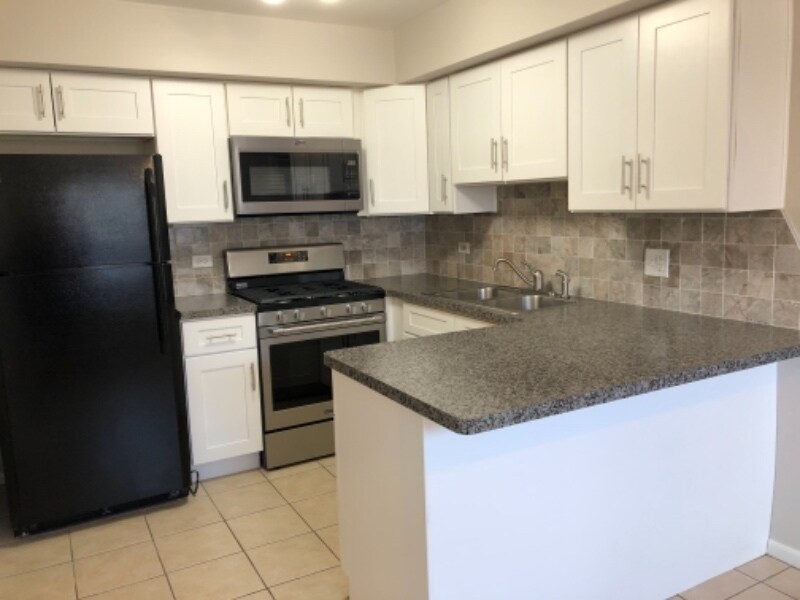 4520 Elm Ave Unit 2S, Brookfield, IL 60513 Room for Rent in