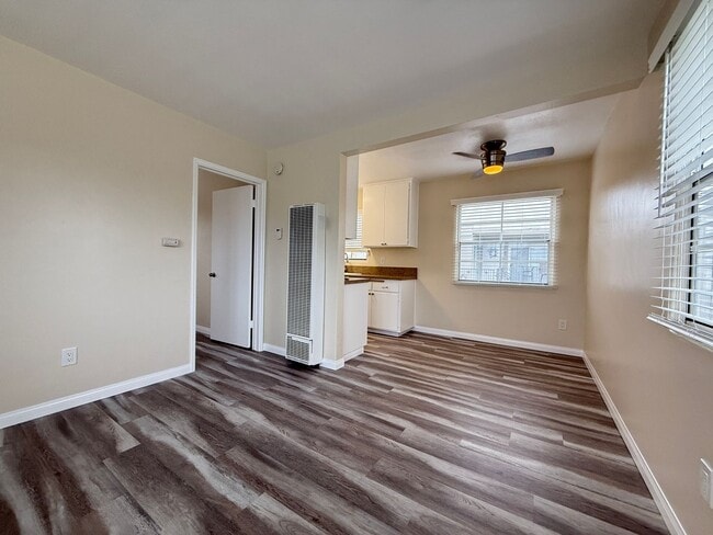 Building Photo - Charming, Refreshed Pacific Beach 1-Bedroo...