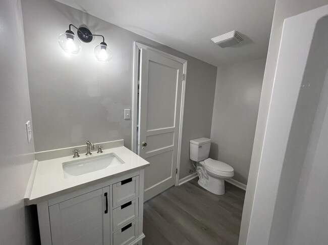 Foto del edificio - Freshly Renovated Studio Apartment - water...