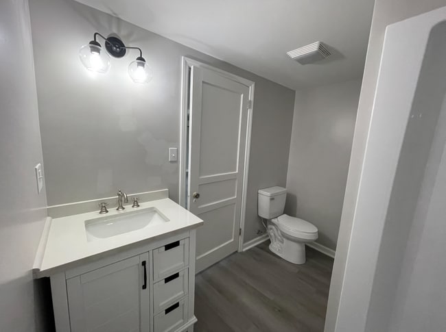 Building Photo - Freshly Renovated Studio Apartment - water...