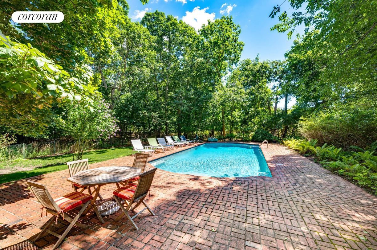 Primary Photo - 2 Clover Leaf Ln