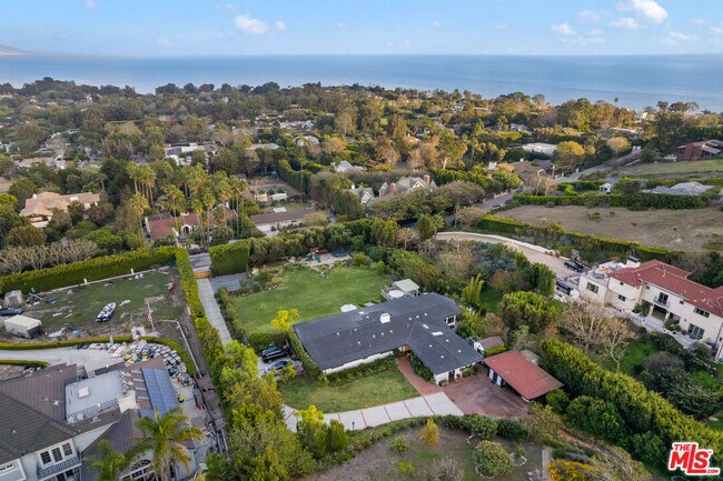 Foto del edificio - 7005 Grasswood Ave