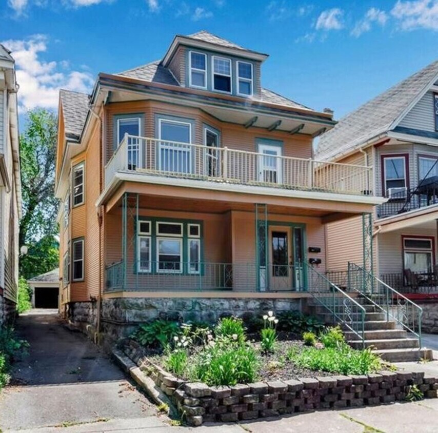 Primary Photo - 633 W Delavan Ave