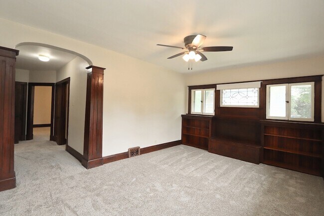 Building Photo - 416 1/2 W Jackson Street Unit