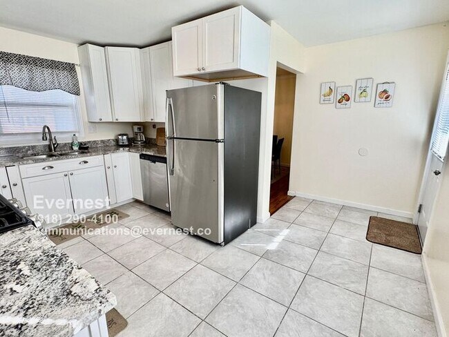 Building Photo - Lovely 3-Bedroom Home with Fenced Yard and...