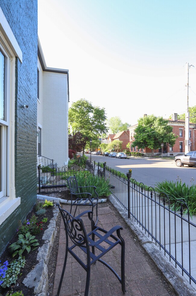Building Photo - 137 Brown St