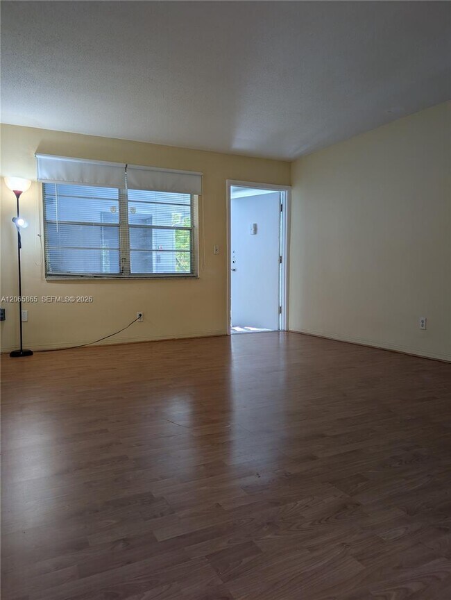 Foto del edificio - 900 Tallwood Ave
