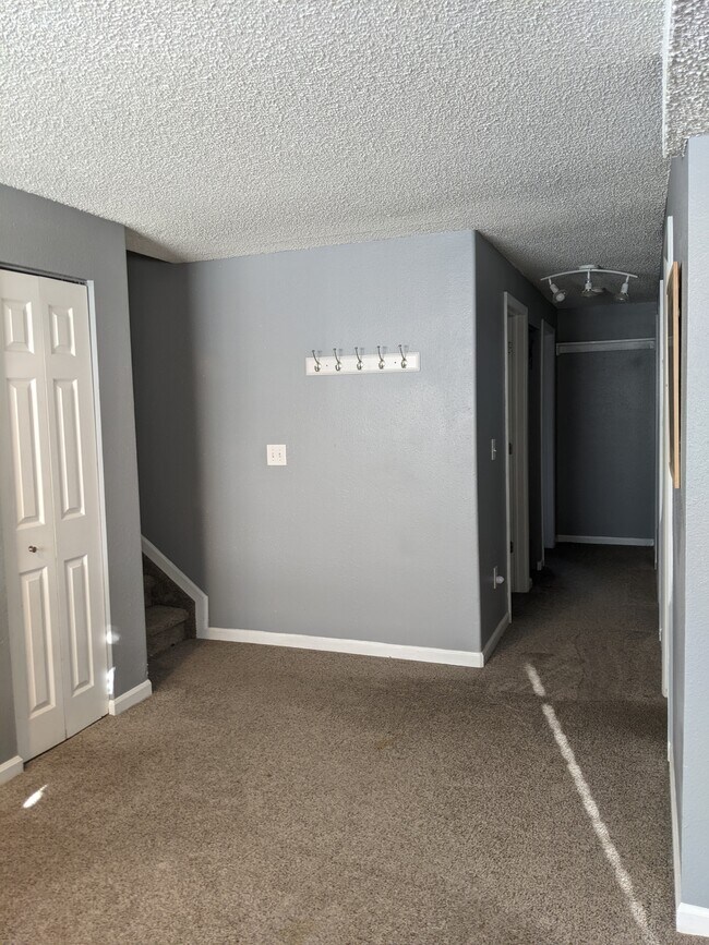Foto del edificio - 1545 Hathaway Dr
