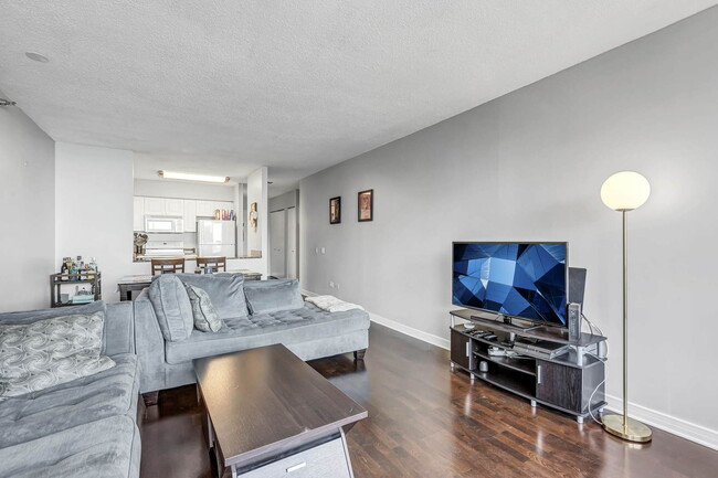 Building Photo - 512 N McClurg Ct