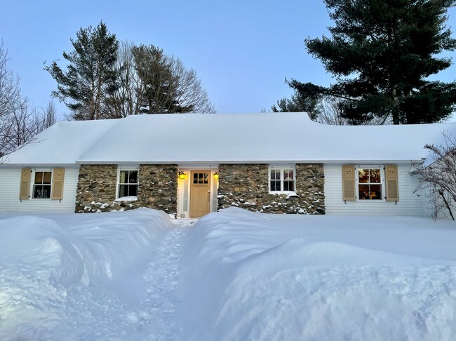 Foto del edificio - Charming 3-Bedroom 2-Bathroom Ranch in Laurel Hill Available 6/1