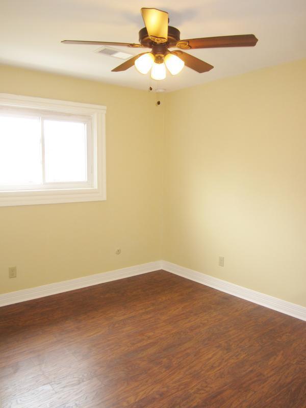 Dormitorio con suelo de madera - 322 S Poplar St