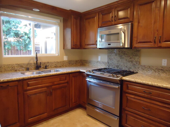 Building Photo - GORGEOUS HOME 3 BR, 2 BA, 3 CAR GARAGE & R...