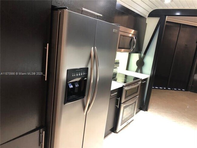 Foto del edificio - 2800 Island Blvd