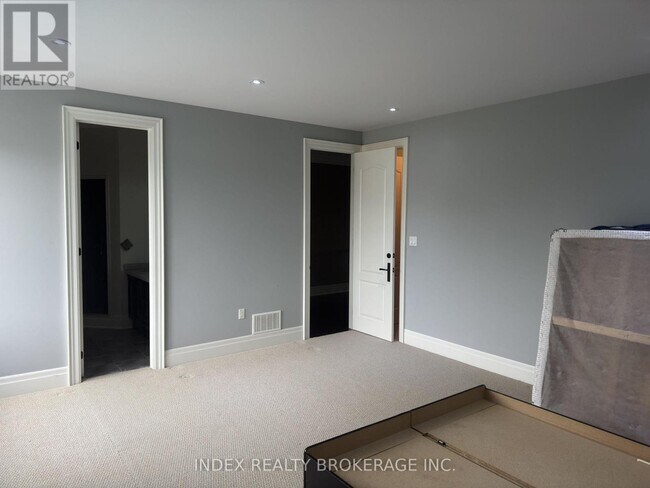 Photo du bâtiment - 24 Lloyd Sanderson Dr