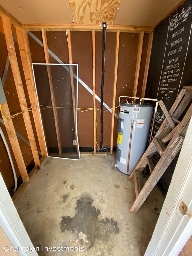 Building Photo - 2 br, 1 bath House - 606 Kings Road