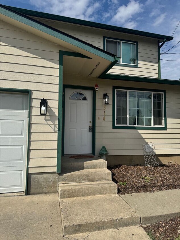 Foto principal - 3 bed 2 bath duplex (5 blocks from Sherman)