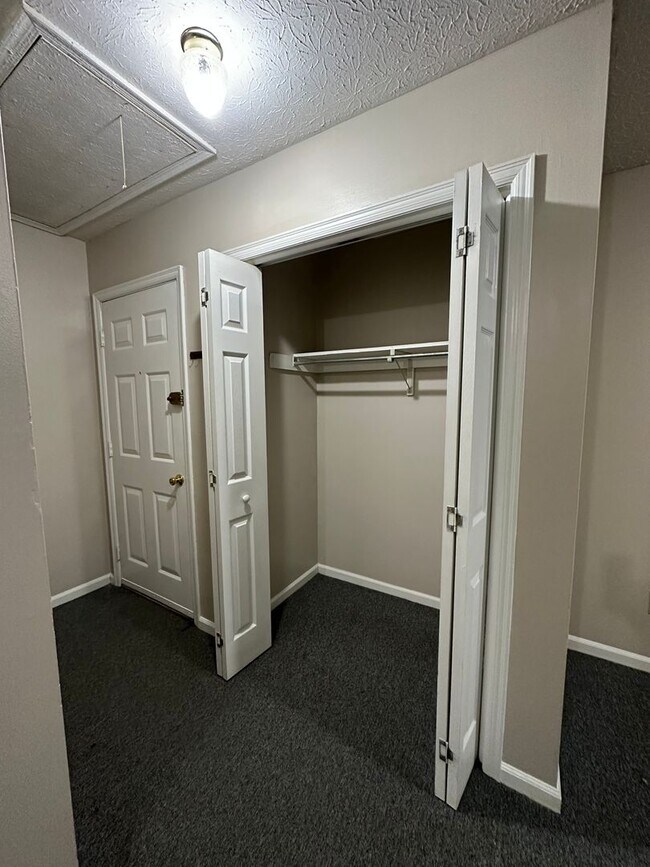 Foto del edificio - Two bedroom moments from Wards Rd shopping...