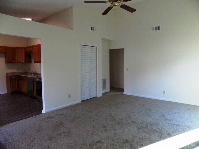 Building Photo - 3 Bedroom Home Close to Georgia Southern's...