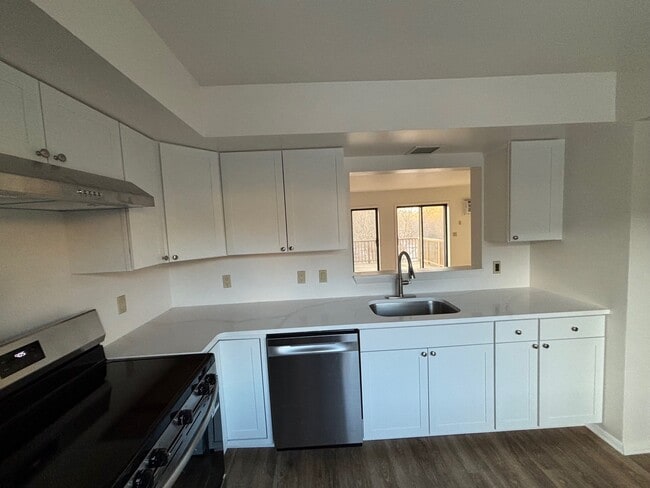 Building Photo - 8004 Chelsea Cv N