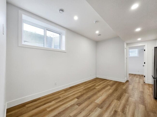 Building Photo - 2.0 bedroom in Calgary Alberta T3E 4A6