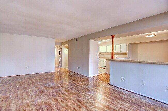 Building Photo - 2BD/1.1BA:  Cozy Columbia Condo
