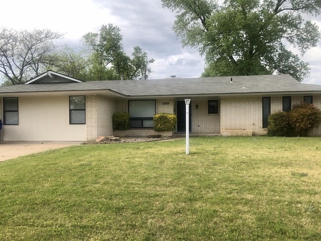 Photo - 2209 Iowa St House