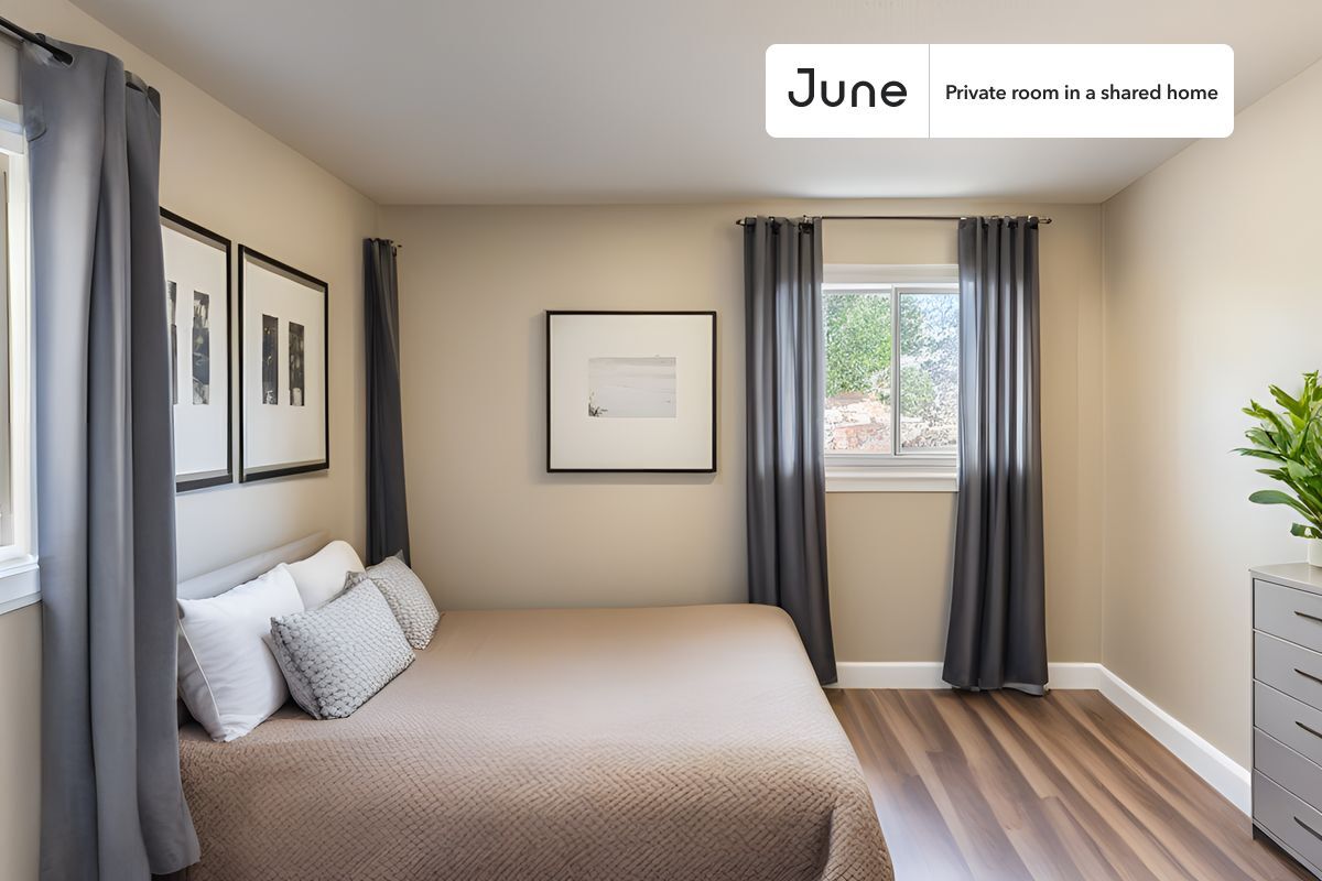 Foto principal - Room in Shared 4 bed/3 bath home