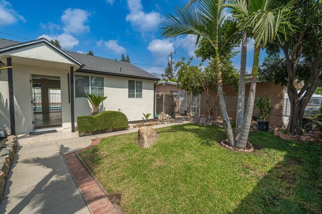Foto del edificio - Single-Story 3-Bedroom Pool Home with RV P...