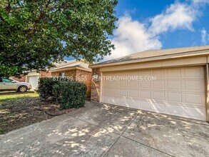 Building Photo - 604 Saddleway Dr