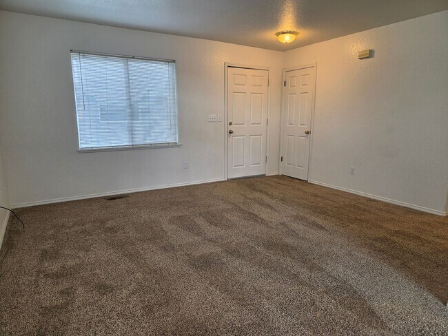 Building Photo - 811 Blueberry Ln