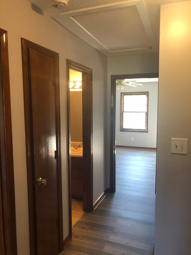 Vestíbulo en la planta superior - 2067 Marbut Ln