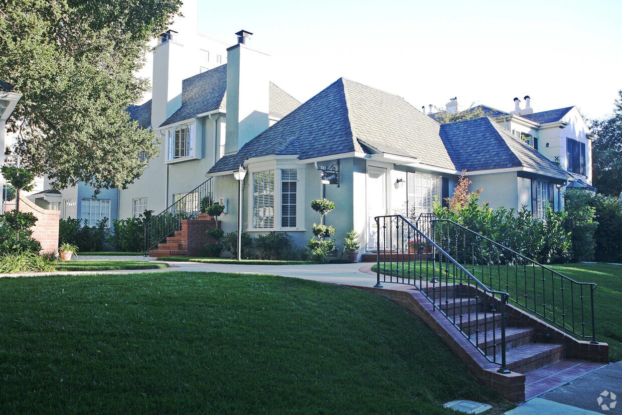 Primary Photo - 121 Arroyo Ct
