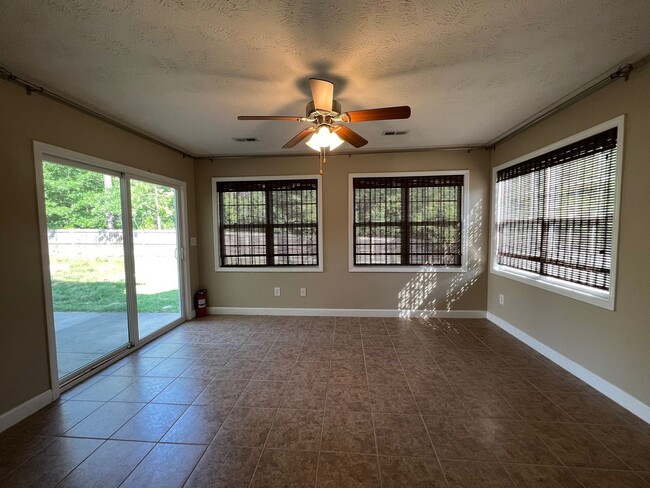 Foto del edificio - Stunning 4 Bed, 2.5 Bath Home in Cameron
