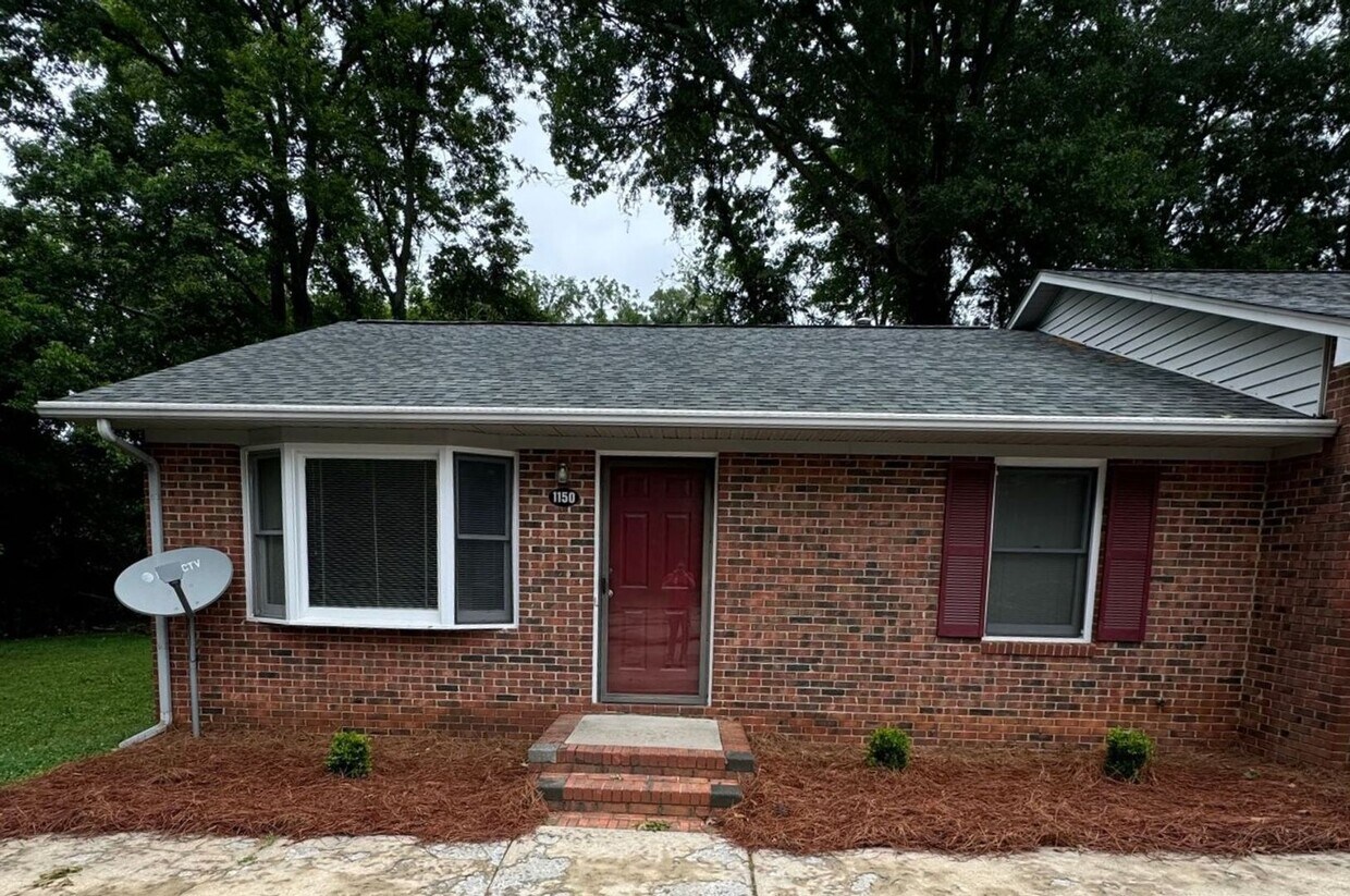 Foto principal - Two-Bedroom, 1.5 Bathroom Corner Condo at ...