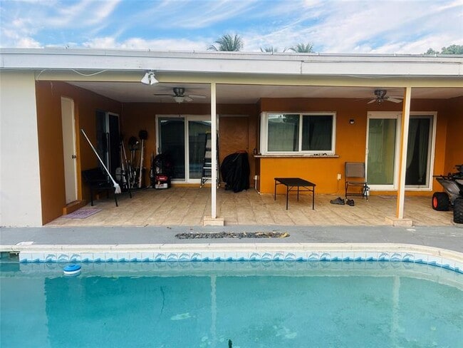 Foto del edificio - 6624 NW 1st Ct