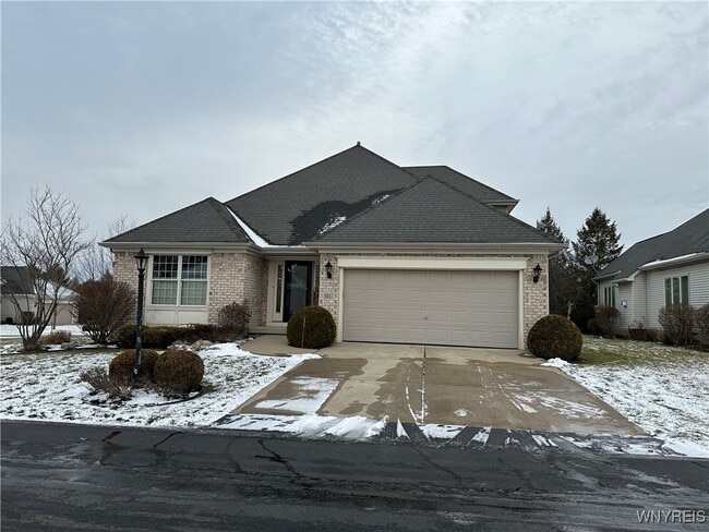 Foto del edificio - 8047 Laurel Park Ln