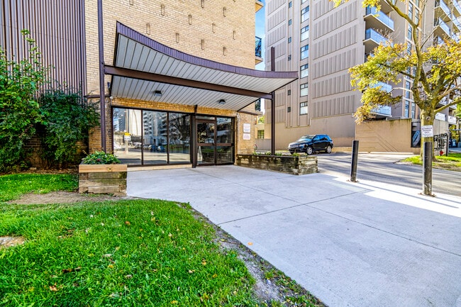 Building Photo - 839 Roselawn Ave