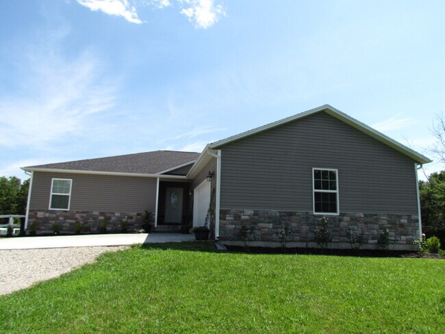 Building Photo - Available August 7th!! Laquey Schools!