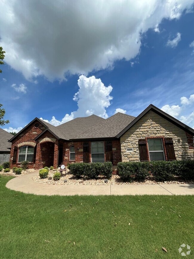 Building Photo - 4007 SW Hollowbrook St